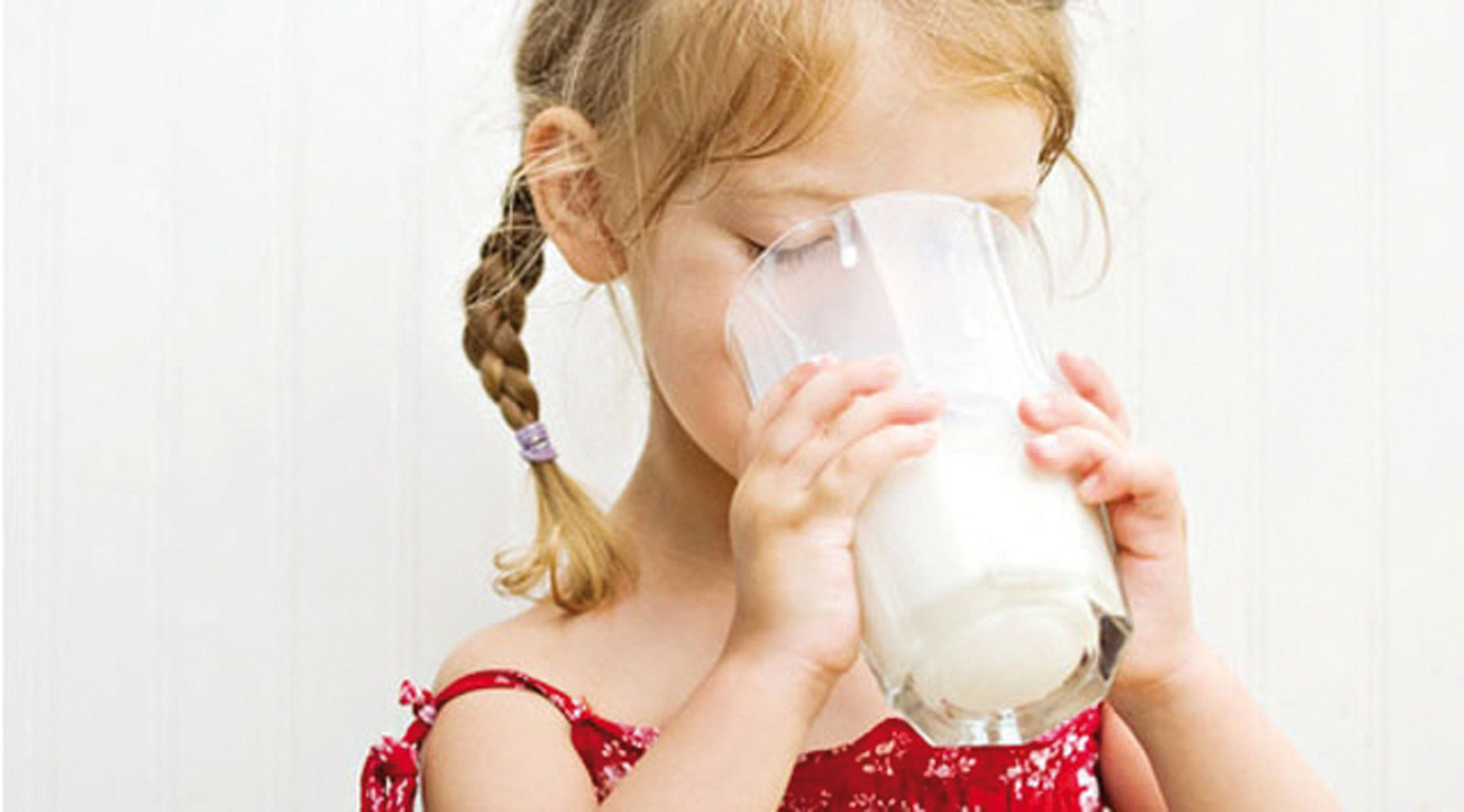 Пьет молоко на английском. Девочка пьет молоко. Молоко для детей. Ребенок пьет молоко. Ребенок девочка молоко.